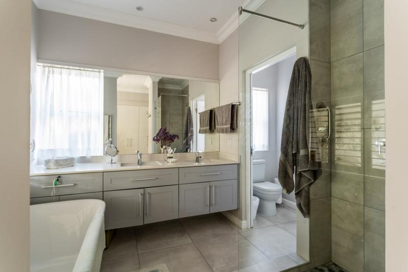 To Let 3 Bedroom Property for Rent in Whale Rock Gardens Western Cape